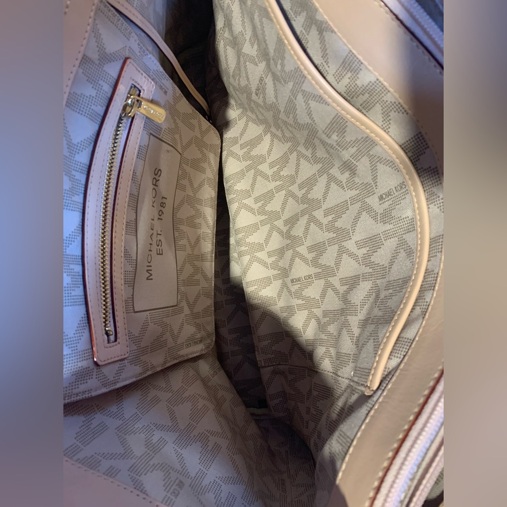Michael Kors Jet Set Travel - Picture 11 of 16